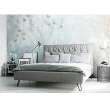 Spálňa s posteľou, nočným stolíkom a kvetinovou tapetou