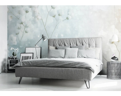 Spálňa s posteľou, nočným stolíkom a kvetinovou tapetou