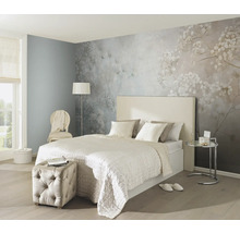 Spálňa s fototapetou, posteľou a odkladacím stolíkom