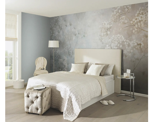 Spálňa s fototapetou, posteľou a odkladacím stolíkom