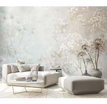 Obývacia izba s kvetinovou tapetou, pohovkou a konferenčným stolíkom