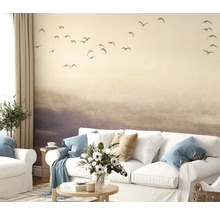 Obývacia izba s tapetou zobrazujúcou krajinu s vtákmi, pohovkou a dekoráciou