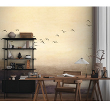 Pracovňa s písacím stolom, regálom a tapetou s vtákmi