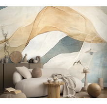 Obývacia izba s tapetou so vzorom, pohovkou a príručným stolíkom