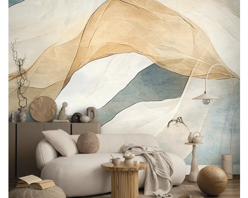 Obývacia izba s tapetou so vzorom, pohovkou a príručným stolíkom