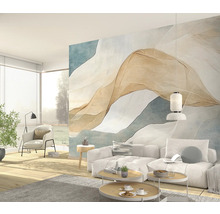 Obývacia izba s pohovkou, kreslom, konferenčnými stolíkmi a abstraktnou nástennou tapetou