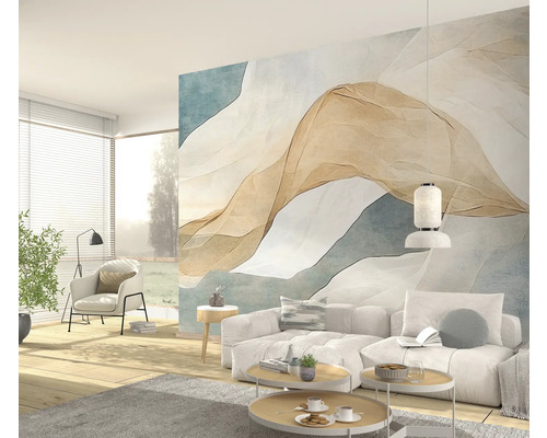 Obývacia izba s pohovkou, kreslom, konferenčnými stolíkmi a abstraktnou nástennou tapetou