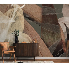 Dizajn izby s abstraktnou, organickou fototapetou, doplnený drevenou skriňou a ratanovým kreslom