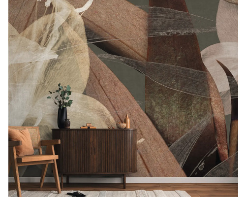 Dizajn izby s abstraktnou, organickou fototapetou, doplnený drevenou skriňou a ratanovým kreslom