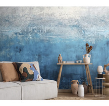 Obývacia izba s pohovkou, dreveným stolom a vzorovanou tapetou