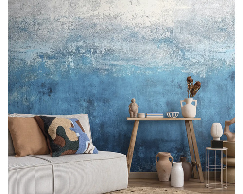 Obývacia izba s pohovkou, dreveným stolom a vzorovanou tapetou