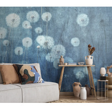 Obývacia izba s tapetou s motívom púpavy, pohovkou a dekoráciou