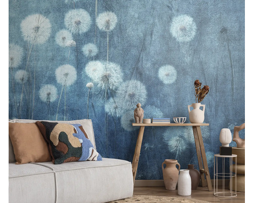 Obývacia izba s tapetou s motívom púpavy, pohovkou a dekoráciou