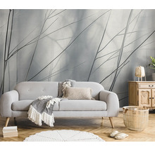 Obývacia izba s pohovkou, príručným stolíkom a dekoratívnou tapetou pre útulnú atmosféru.