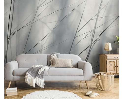 Obývacia izba s pohovkou, príručným stolíkom a dekoratívnou tapetou pre útulnú atmosféru.