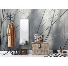 Vstupný priestor s vešiakom, zrkadlom a úložným košom pred tapetou s rastlinnými motívmi.