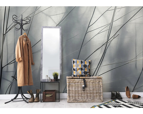 Vstupný priestor s vešiakom, zrkadlom a úložným košom pred tapetou s rastlinnými motívmi.