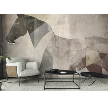 Obývacia izba s kreslom, konferenčným stolíkom a nástennou maľbou koňa.