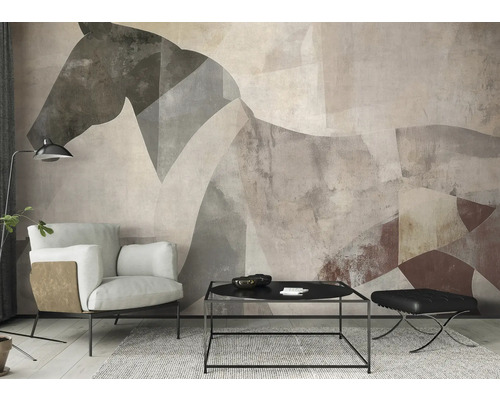 Obývacia izba s kreslom, konferenčným stolíkom a nástennou maľbou koňa.