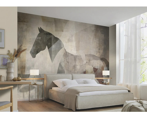 Spálňa s posteľou a tapetou s motívom koňa.