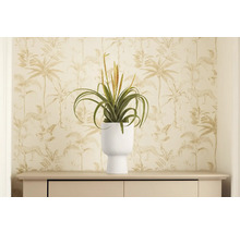 Dekoratívna umelá rastlina v bielom kvetináči na komode