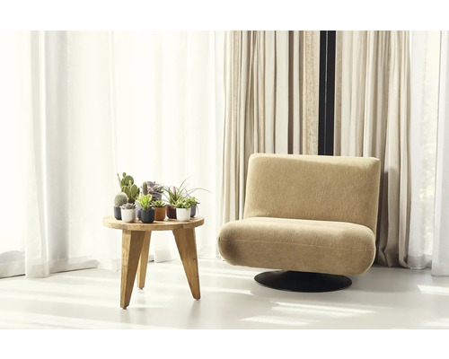 Obývacia izba so sedadlom, odkladacím stolom a rastlinami v kvetináčoch