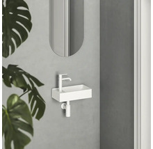 Malé umývadlo v kúpeľni so zrkadlom a rastlinou