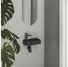 Moderná kúpeľňa s čiernym umývadlom, batériou a zrkadlom