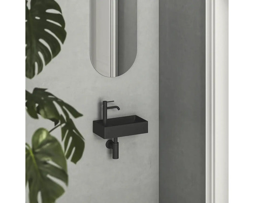 Moderná kúpeľňa s čiernym umývadlom, batériou a zrkadlom