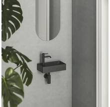 Moderná kúpeľňa s obdĺžnikovým umývadlom, batériou, sifónom a zrkadlom