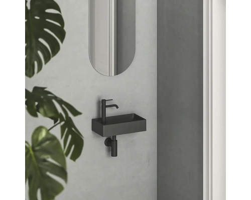 Moderná kúpeľňa s obdĺžnikovým umývadlom, batériou, sifónom a zrkadlom