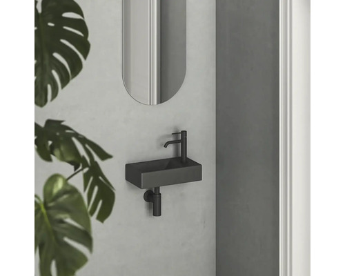 Moderná kúpeľňa s obdĺžnikovým umývadlom a zrkadlom