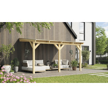 Kryté patio s dreveným rámom a záhradným nábytkom