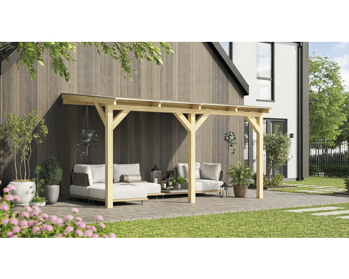 Kryté patio s dreveným rámom a záhradným nábytkom