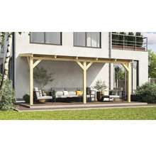 Zastrešená terasa s drevenou konštrukciou, sedacím nábytkom a dekoráciou v záhrade.