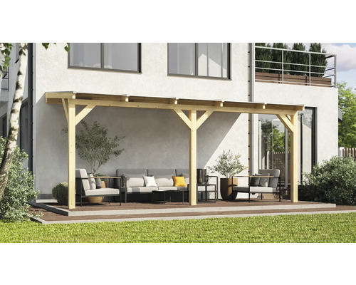 Zastrešená terasa s drevenou konštrukciou, sedacím nábytkom a dekoráciou v záhrade.