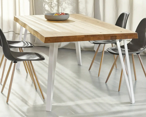 Jedálenský stôl s drevenou doskou a kovovými nohami so stoličkami