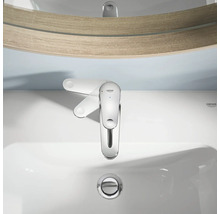 Umývadlová batéria v kúpeľni so zrkadlom