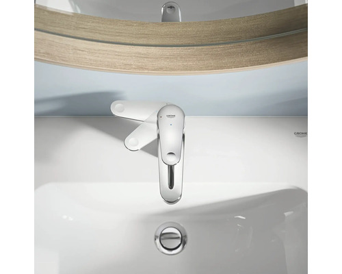 Umývadlová batéria v kúpeľni so zrkadlom