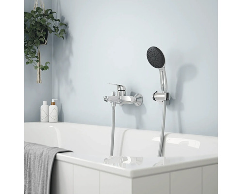 Kúpeľňová armatúra s ručnou sprchou namontovaná na vani
