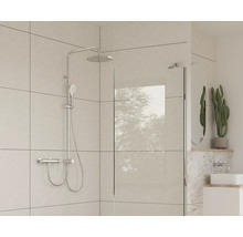 Walk-in sprcha s termostatickou sprchovou batériou, hlavovou a ručnou sprchou v moderné kúpeľni