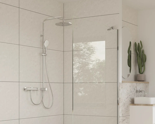 Walk-in sprcha s termostatickou sprchovou batériou, hlavovou a ručnou sprchou v moderné kúpeľni