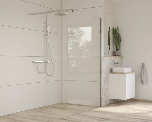 Kúpeľňa so sprchovou stenou, sprchovou armatúrou a umývadlom