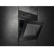 Čierna vstavaná rúra s otvorenými dvierkami.