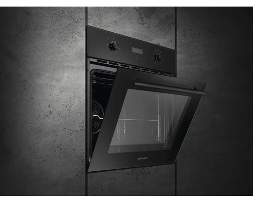 Čierna vstavaná rúra s otvorenými dvierkami.