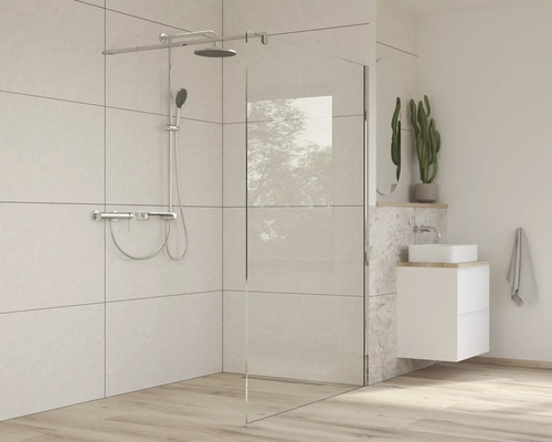 Kúpeľňa s bezbariérovým sprchovacím kútom, umývadlom a rastlinou