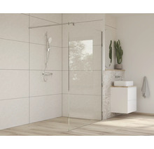 Kúpeľňa s rovnou sprchou, sprchovou batériou a umývadlom