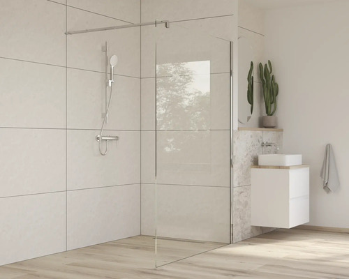 Kúpeľňa s rovnou sprchou, sprchovou batériou a umývadlom