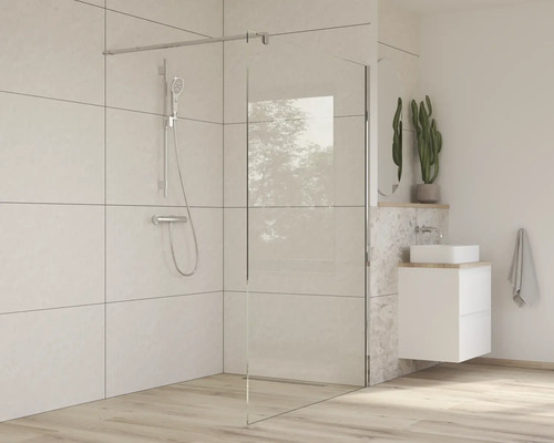 Kúpeľňa so sprchovacím kútom, umývadlom a zrkadlom