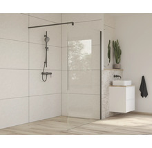 Kúpeľňa so sprchovacím kútom, sprchovacou batériou a umývadlom